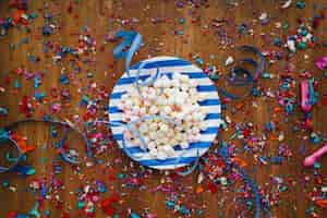 Foto gratuita concetto di compleanno con confetti e caramelle