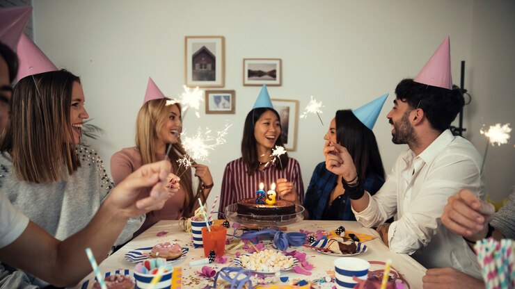 Free Photo birthday concept with five friends