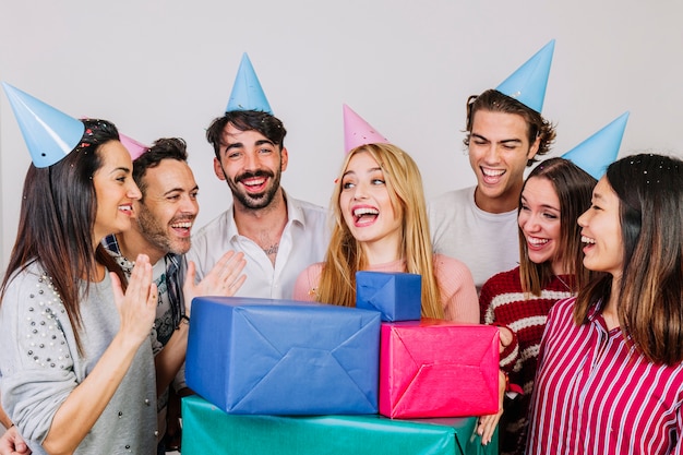 Foto gratuita concetto di compleanno con amici e regali