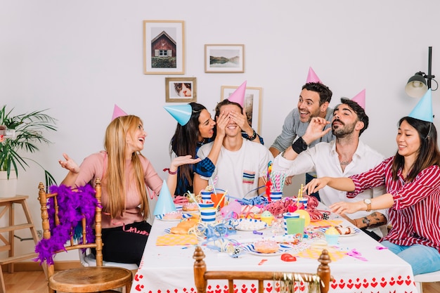 Foto gratuita concetto di compleanno con amici felici