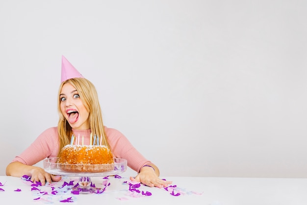 Foto gratuita concetto di compleanno con donna gioiosa