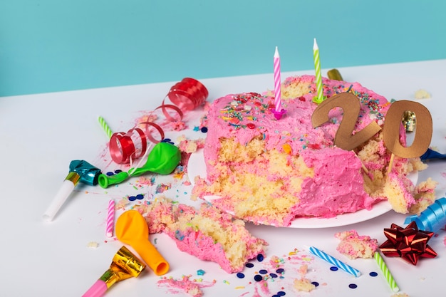 Концепция дня рождения с вкусным тортом