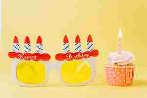 Free photo birthday cupcake next to glasses