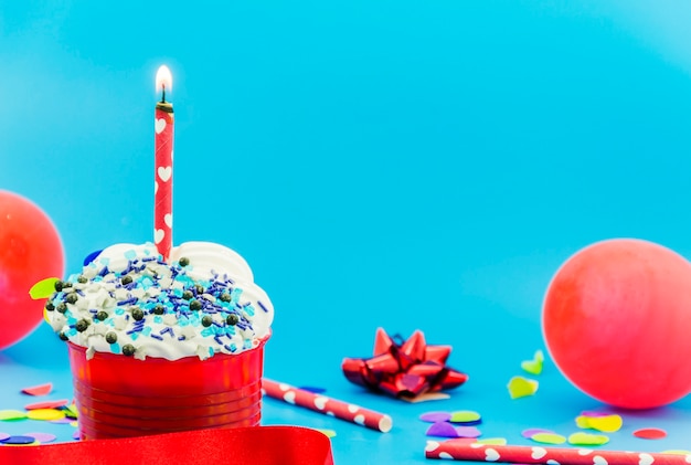 Free photo birthday cupcake with candle and balloons