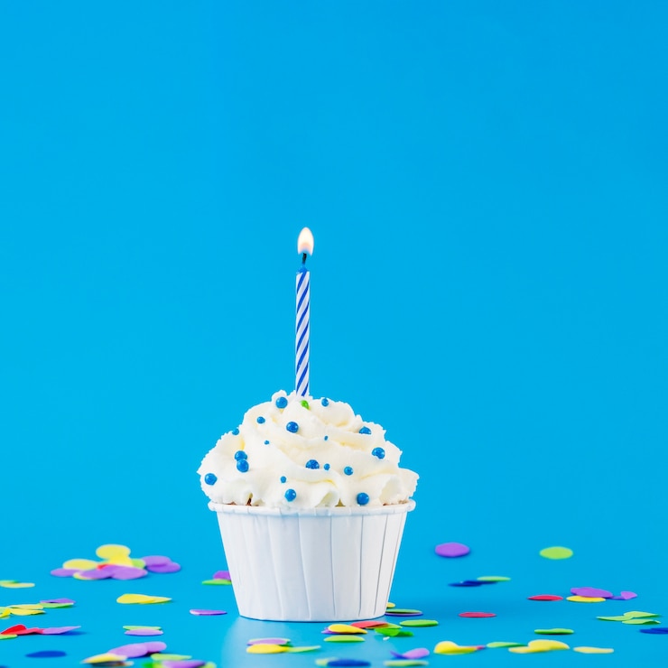 Free Photo birthday cupcake with candle