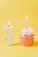 Бесплатное фото День рождения кекс с освещенной свечой