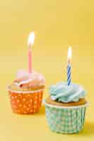 Foto gratuita bigné di compleanno con la candela accesa