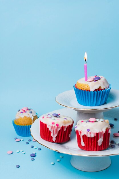 파란색 배경에 생일 컵 케이크 배열