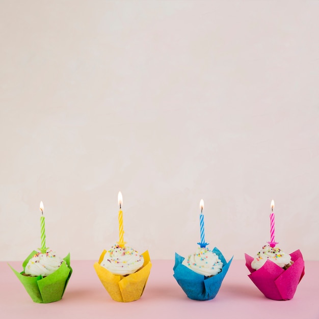 Foto gratuita compleanno cupcakes e copyspace in cima