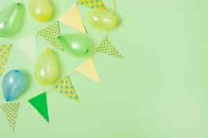 Free photo birthday decoration on green background with copy space