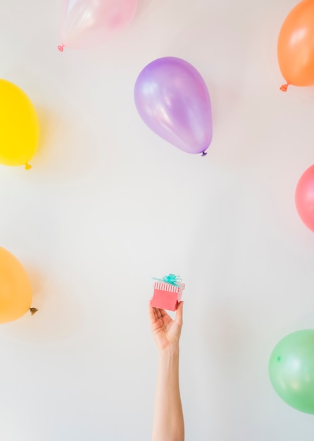 Подарок на день рождения с воздушными шарами