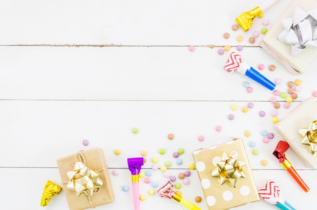 Free photo birthday gift with colorful confetti