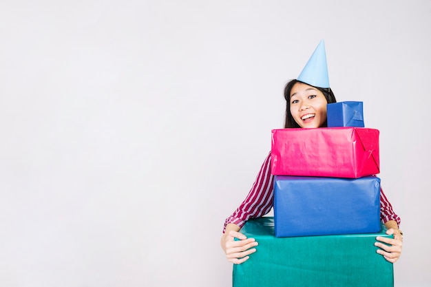 Ragazza di compleanno con quattro scatole presenti