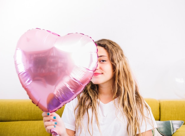 Ragazza di compleanno con palloncino metallico