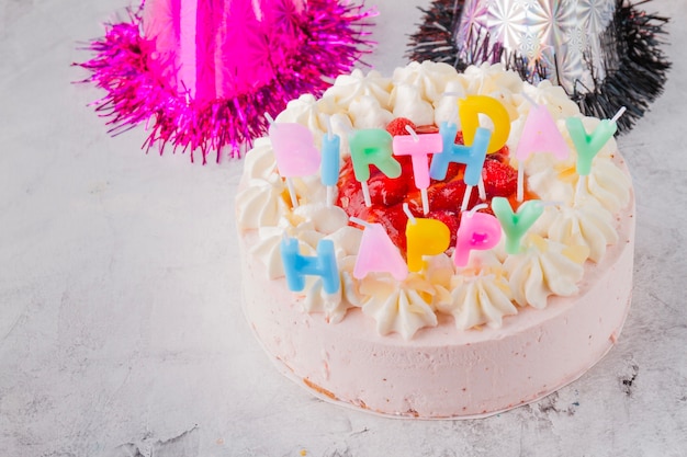 Cappelli di compleanno e torta con le candele