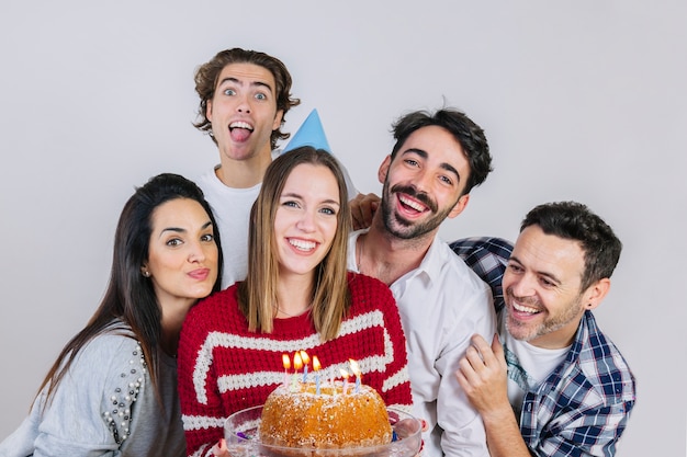 Concetto di festa di compleanno con un gruppo di amici