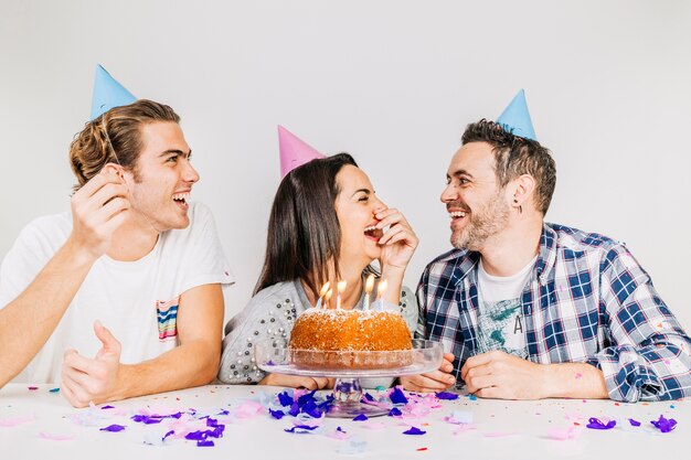 Концепция вечеринки по случаю дня рождения со смеющимися друзьями