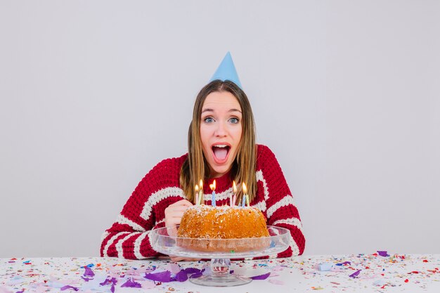 悲鳴を上げる女の子と誕生日パーティのコンセプト