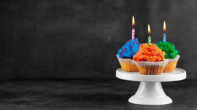 Foto gratuita assortimento di cupcakes per feste di compleanno