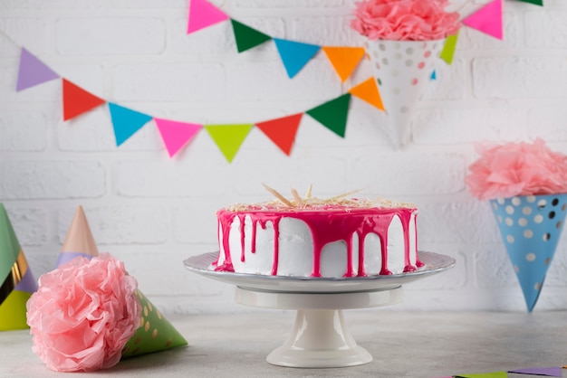 Предметы для дня рождения и торт