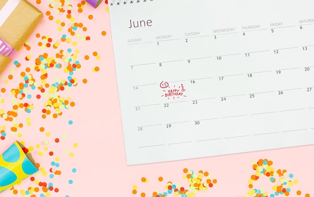 Promemoria di compleanno in calendario e coriandoli