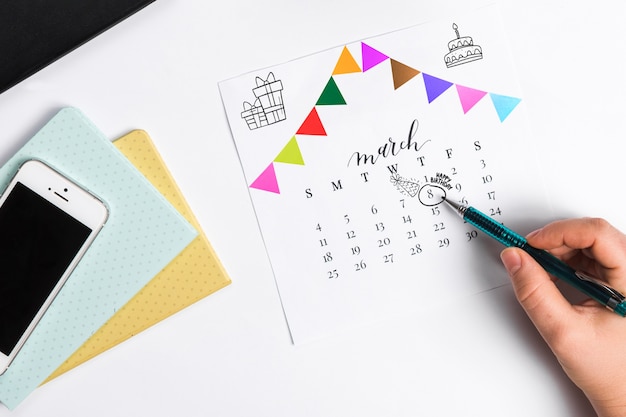 Promemoria di compleanno in calendario e smartphone