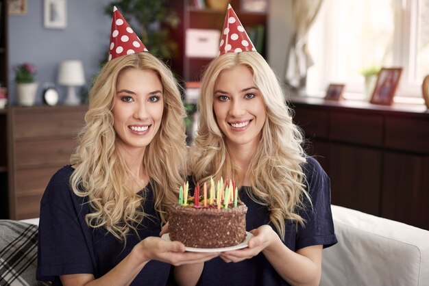 아름다운 쌍둥이를위한 생일 시간