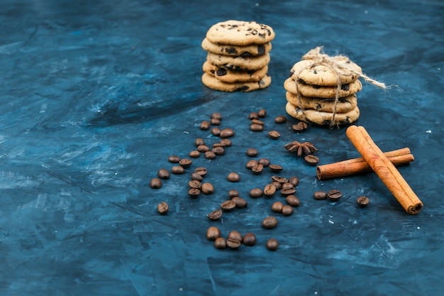 Free photo biscuits on a plate with spices, cinnamon sticks