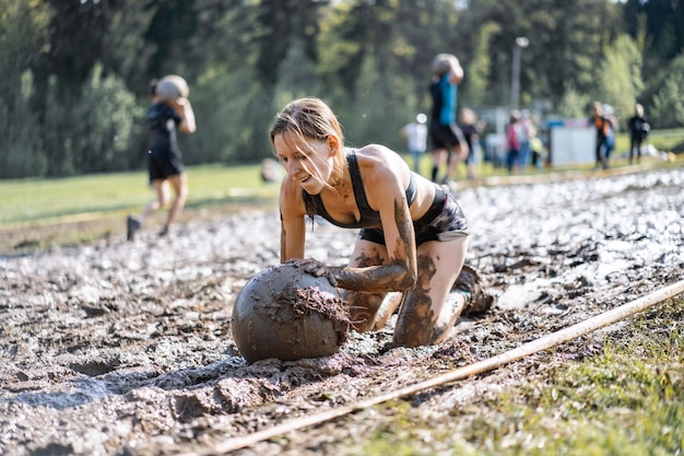 Foto gratuita bison race - gara ad ostacoli, competizione sportiva, bielorussia, maggio 2019