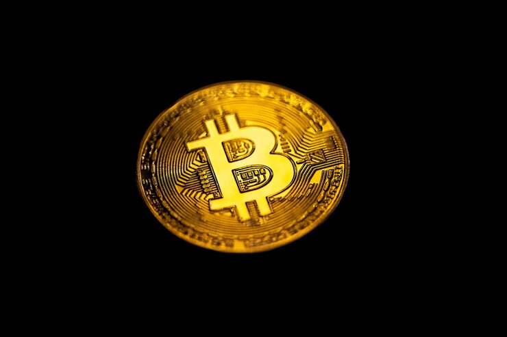 मुफ़्त फोटो bitcoin coin closeup on a black background background with cryptocurrency