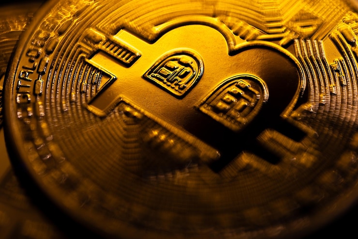 मुफ़्त फोटो bitcoin coin closeup on a black background background with cryptocurrency
