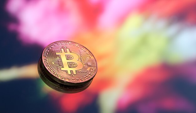 Bitcoin은 화려한 배경에 새로운 개념의 가상 화폐, 문자 B의 이미지가있는 동전 클로즈업입니다.