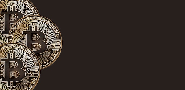 Криптовалютные монеты биткойнов на заднем плане с копировальным пространством для текста крипто-баннера btc