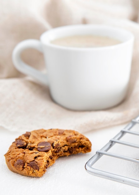 Free photo bitten cookie and morning coffee