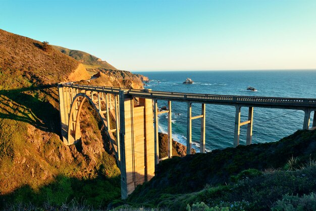 カリフォルニア州ビッグサーの有名なランドマークとしてのビクスビー橋。