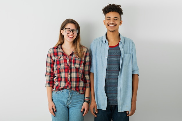 Uomo e donna afroamericani neri in camicia e occhiali, isolati su bianco