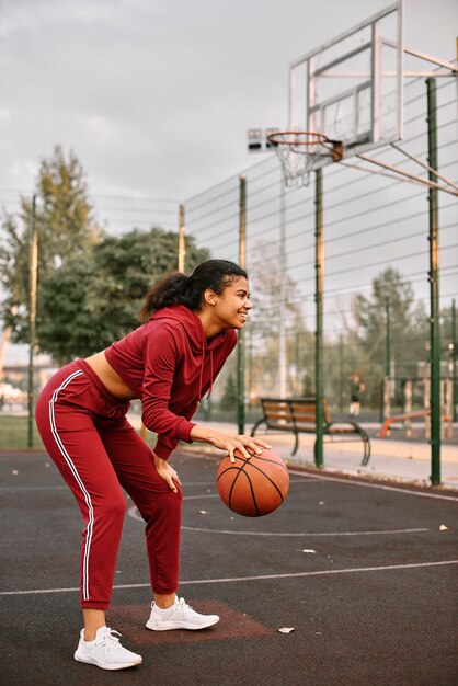 필드에서 농구하는 흑인 미국 여자