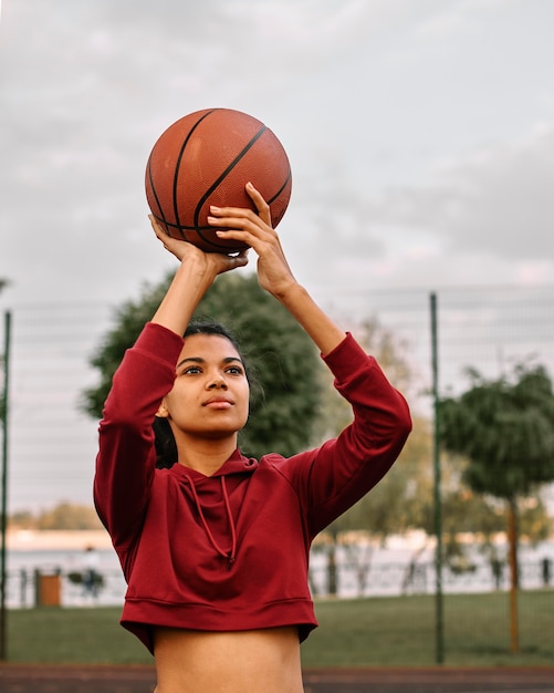 Черная американская женщина играет в баскетбол