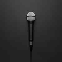Бесплатное фото Черный и серебристый микрофон на черном фоне