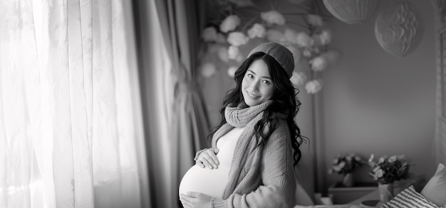 Бесплатное фото black and white portrait of pregnant woman expecting a child