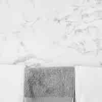 Бесплатное фото Черно-белые полотенца на мраморном фоне