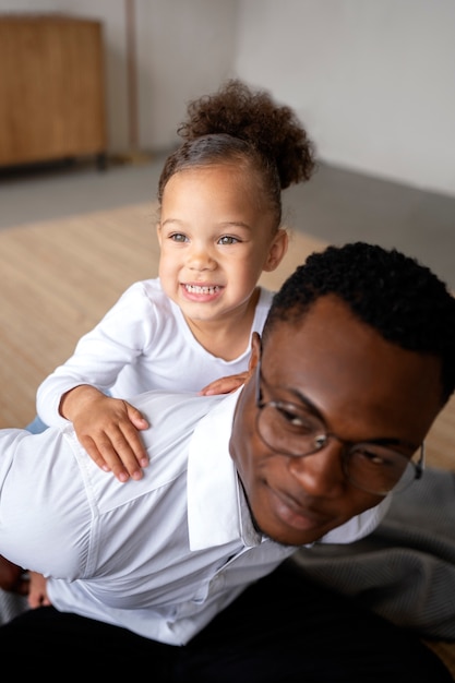 Foto gratuita bambina nera che trascorre del tempo con suo padre