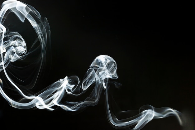 抽象的な煙の形状と黒の背景
