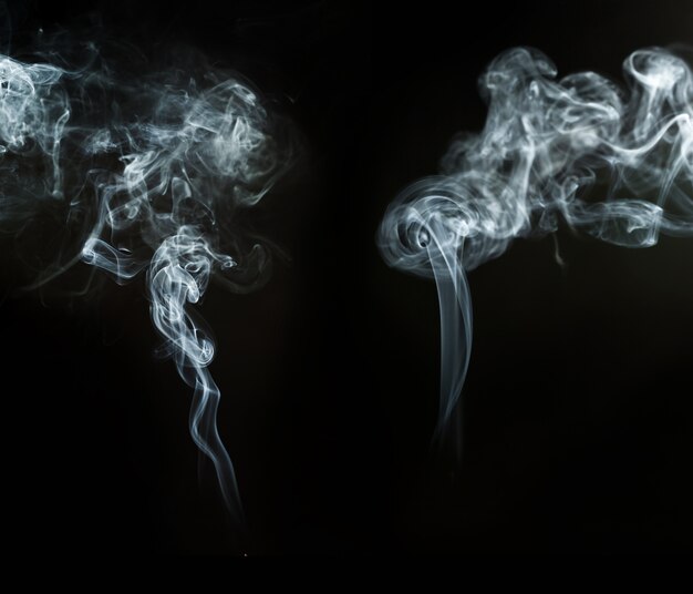 抽象的な煙の形状と黒の背景