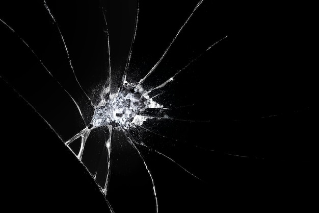 Бесплатное фото Черный фон с текстурой битого стекла