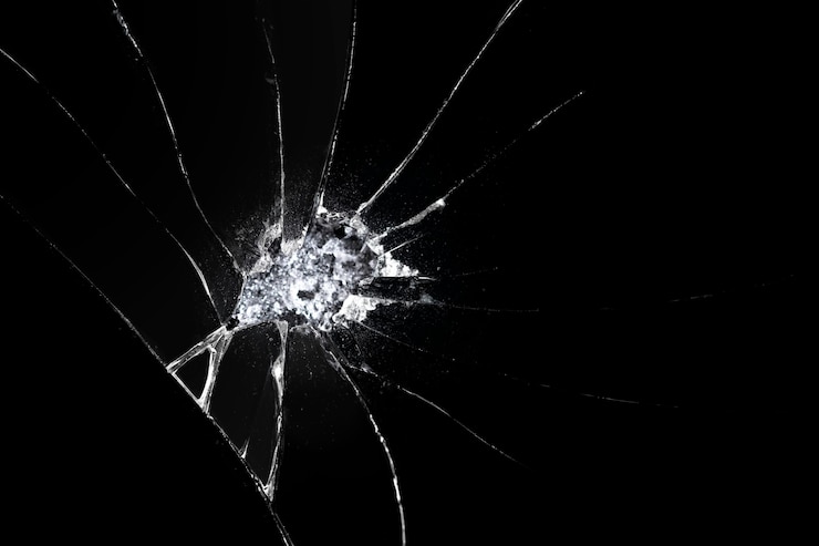 Free Photo black background with broken glass texture