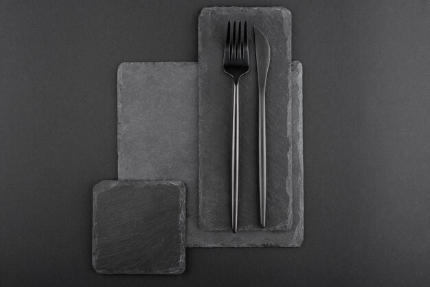 Free photo black background with cutlery