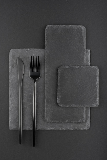 Free photo black background with cutlery