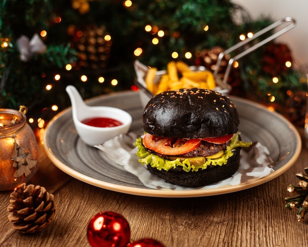 フライドポテトケチャップとマヨネーズを添えた黒牛バーガー