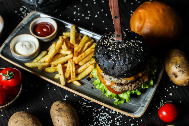 フライドポテトと黒ビーフハンバーガー